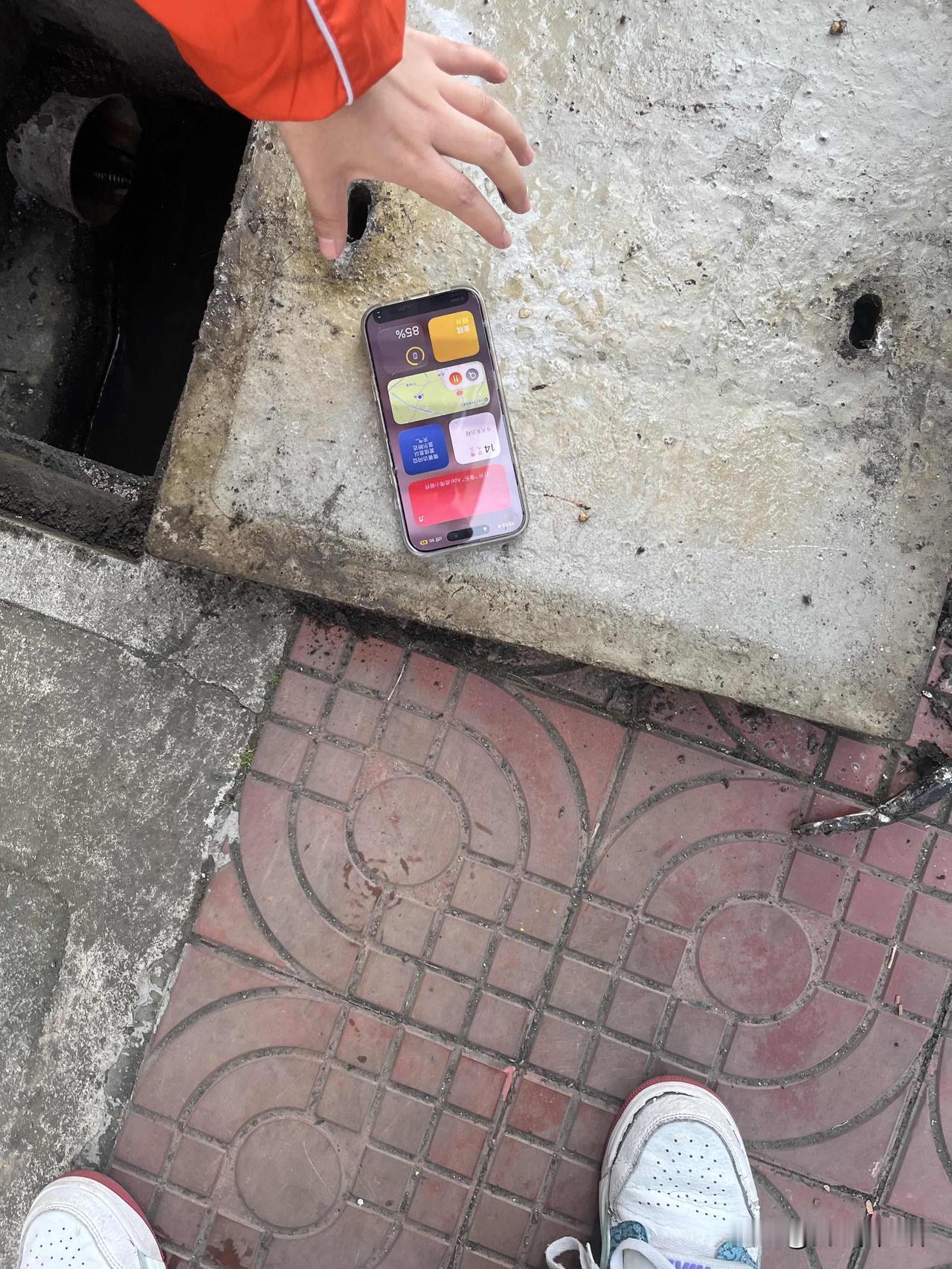 手机掉厕所失而复得！感恩管道师傅！
昨天去当志愿者，中午吃完饭，就把手机放口袋里