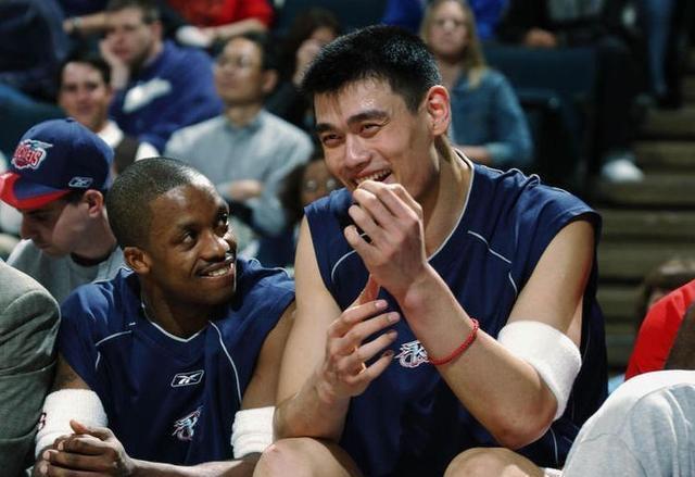 前NBA冠军中锋肯德里克·帕金斯现在已经退役多年，他已经转型成为了篮球评论员，也