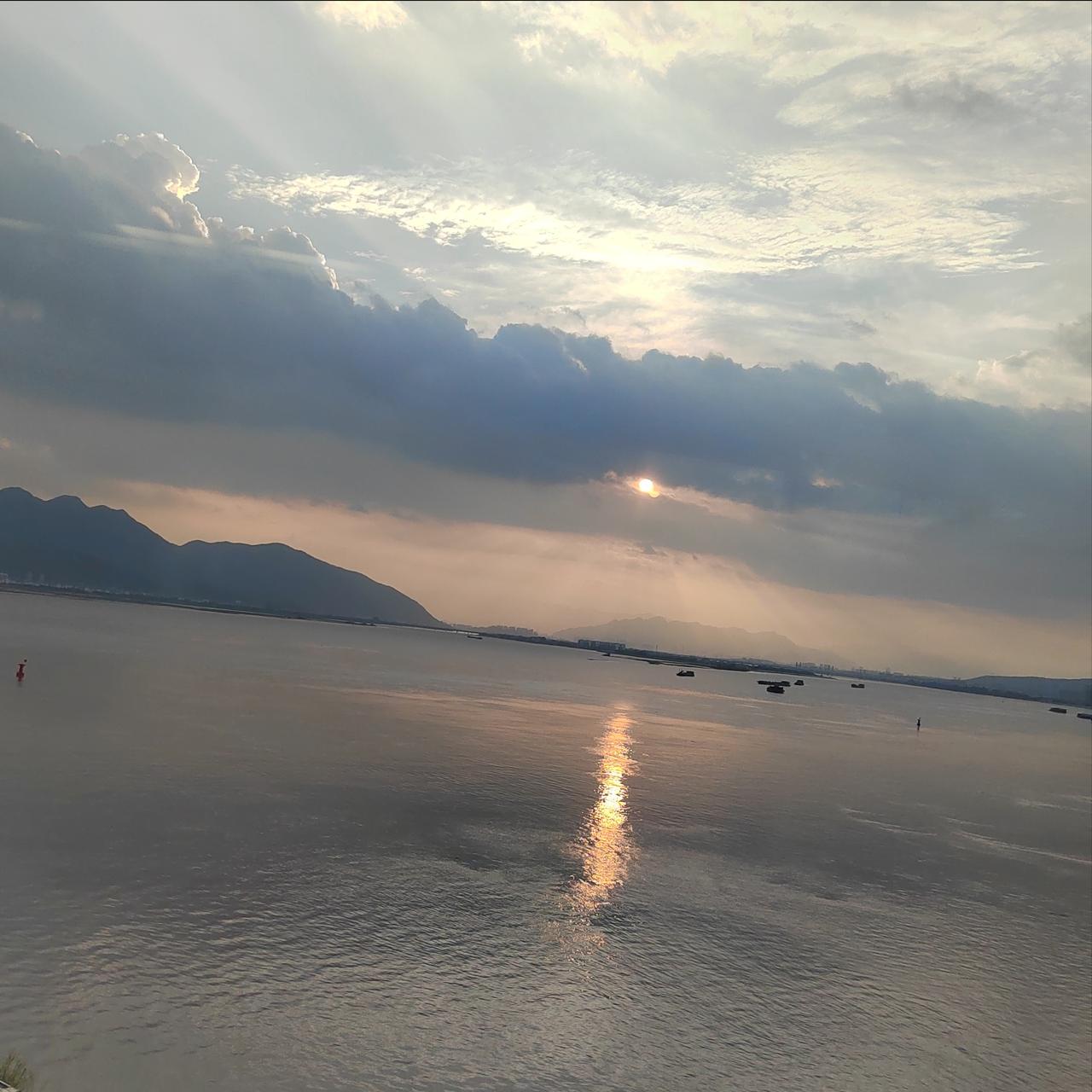 “相濡以沫，不如相忘于江湖”——这“江湖”不是人情的疏离，而是心性的归处。不爱结