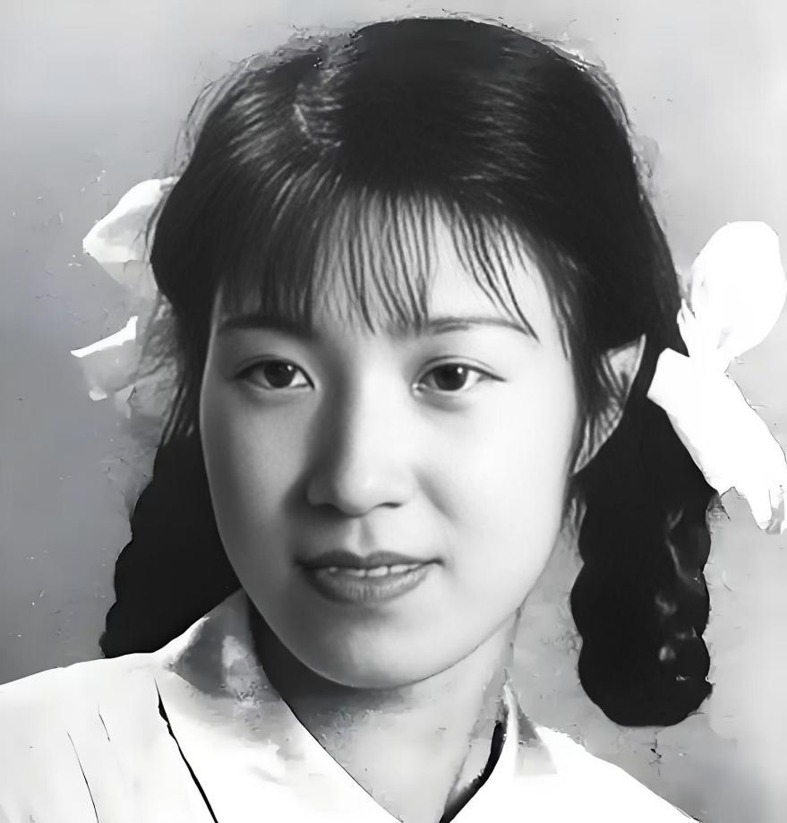 “我要和你离婚！”29岁的李玉琴与51岁的溥仪同房后，坚决提出了离婚。
 
短短