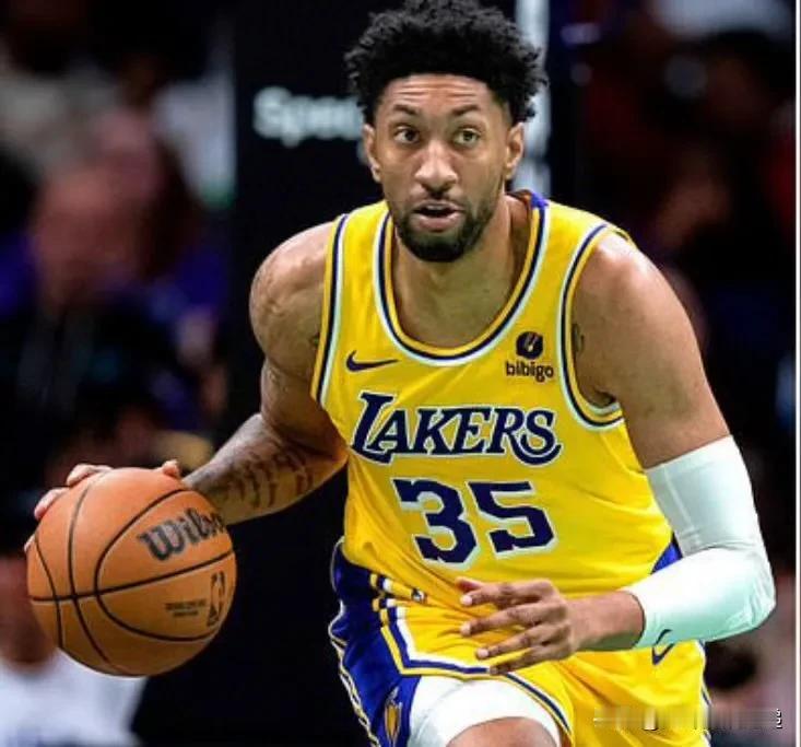 联盟消息人士透露，洛杉矶湖人队前锋克里斯蒂安·伍德已经同意执行了 2024-25