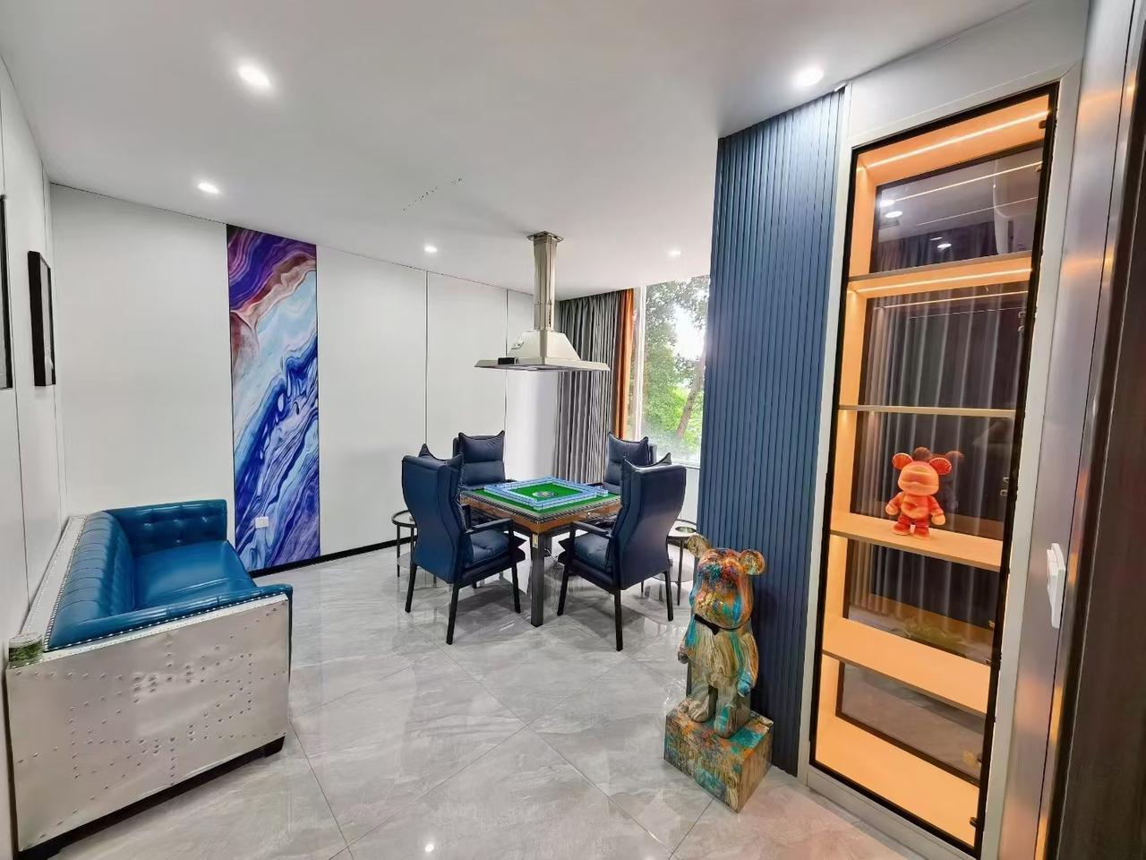 一个商会的朋友投资80万，开了一个棋牌会所，开业将近两年了，他说现在每个月盈利近