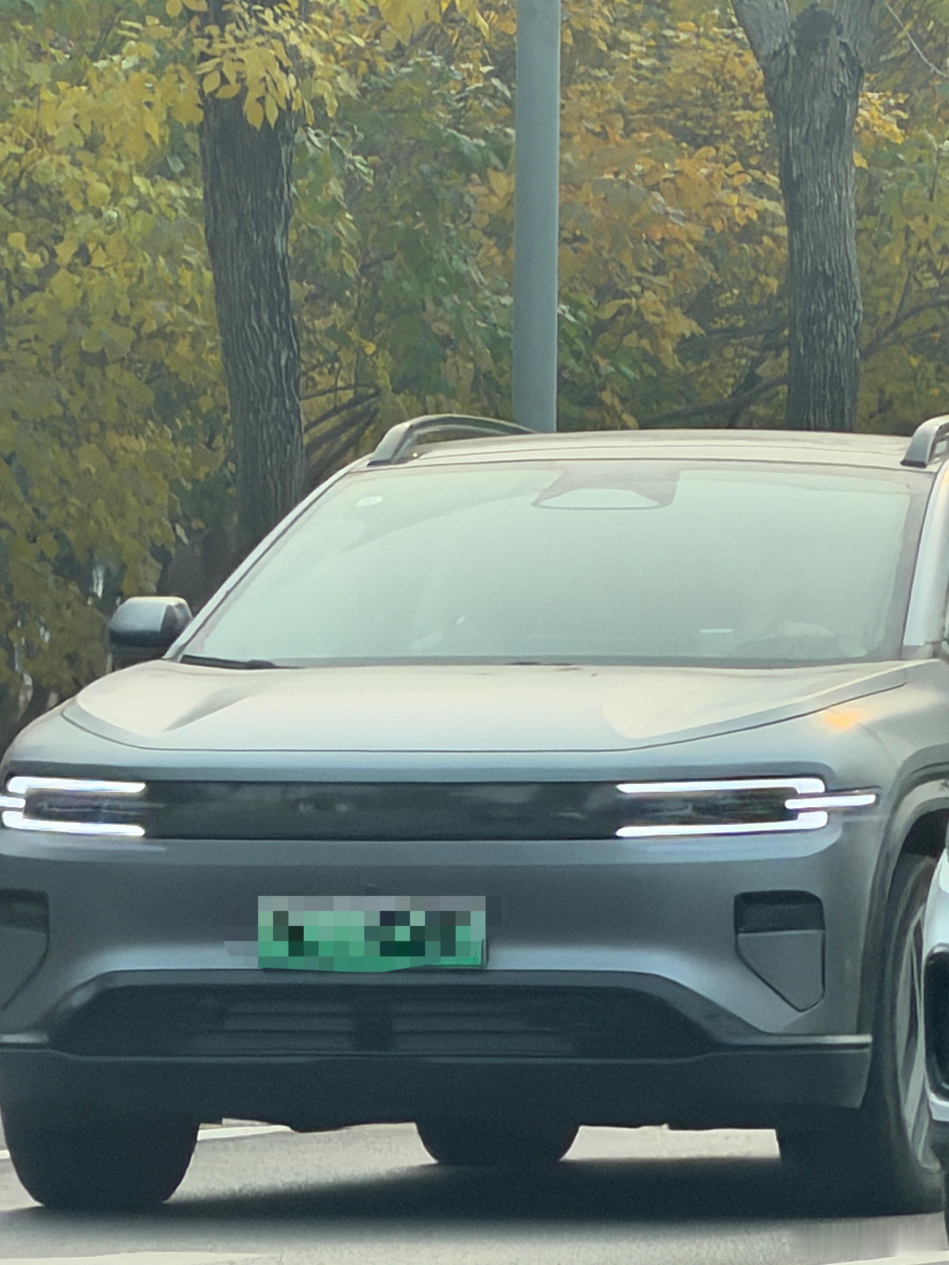 这车能见度不如库里南但非常好玩儿的一台车我拍过[doge]评论区第一个猜出来发个