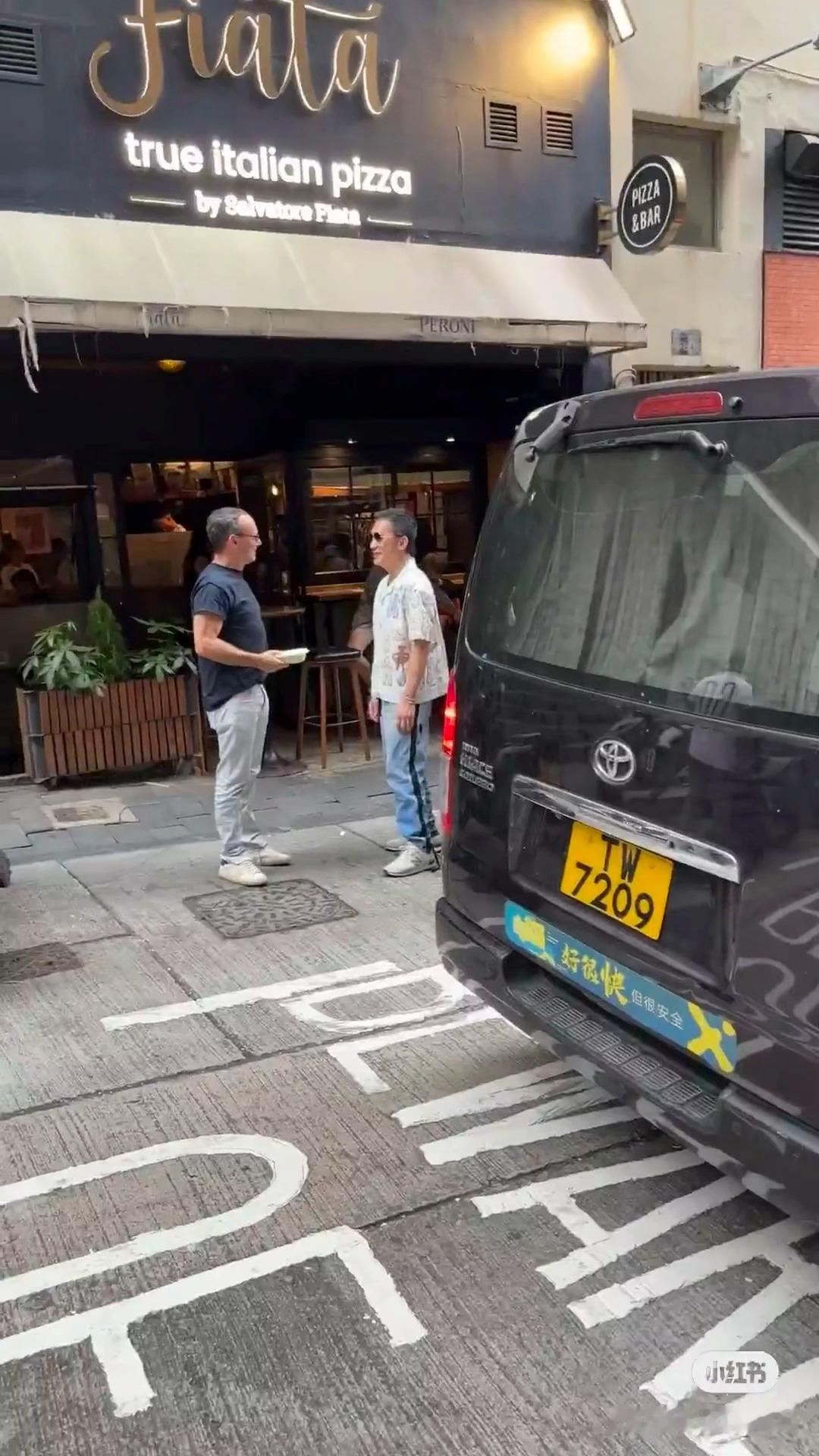 #香港中环偶遇梁朝伟# 香港中环偶遇梁朝伟，衣服好可爱！ ​​​