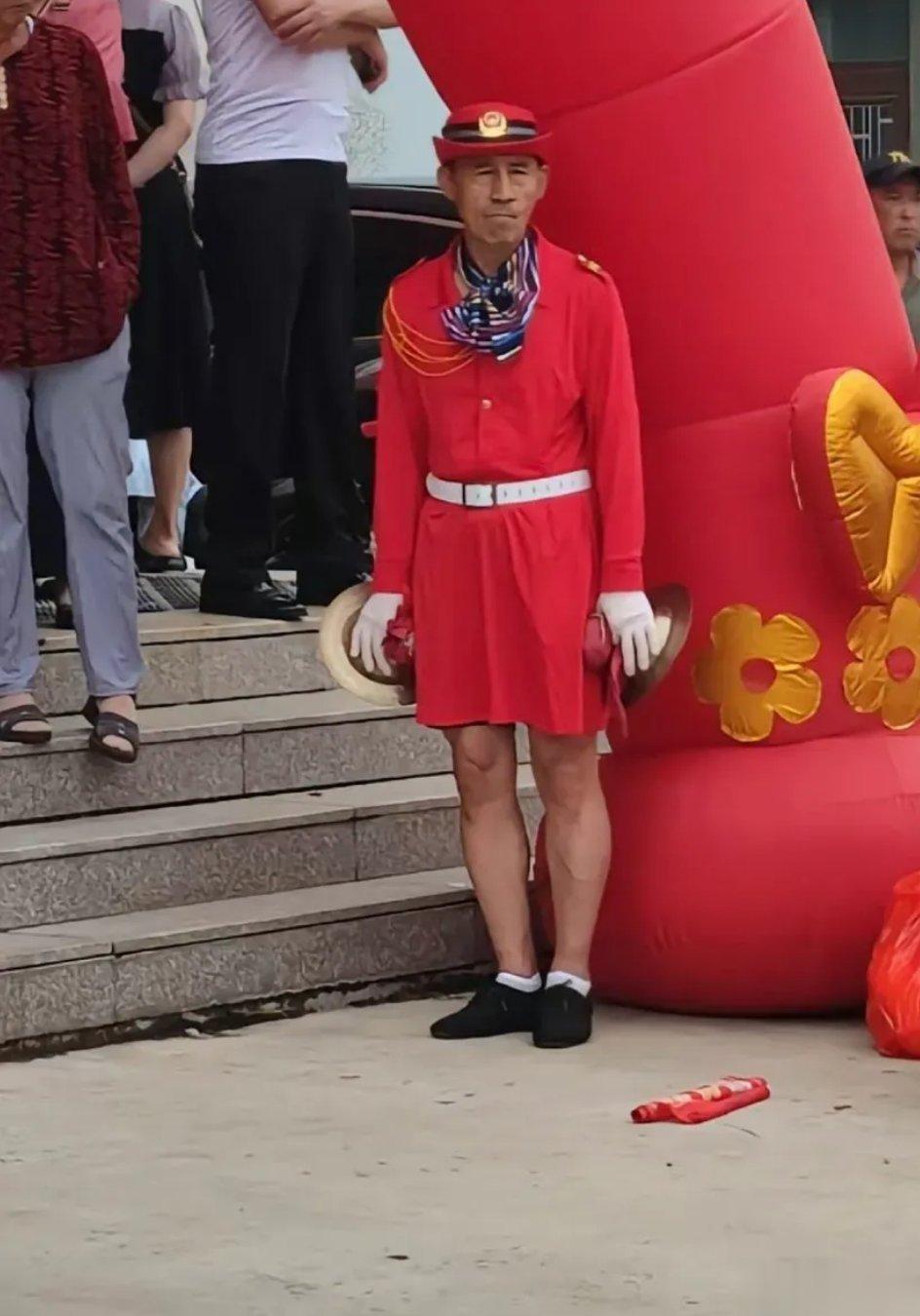 古有花木兰替父从军，今有你大爷代女上岗。 ​​​