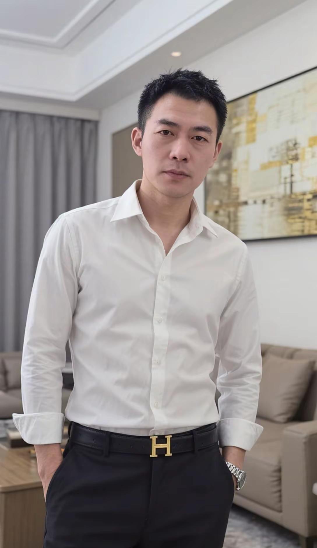 一杯老酒入我喉笑看人生几多愁清茶浊酒长相伴何惧岁月染白头