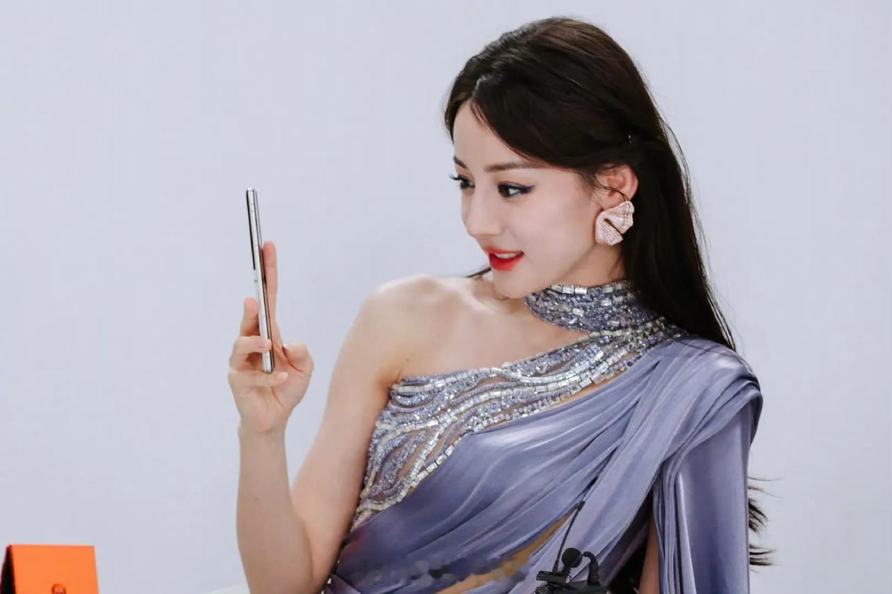 #迪丽热巴的AI妆造# 家人们，迪丽热巴在直播中宛如元宇宙时尚女王。露面时颜值和