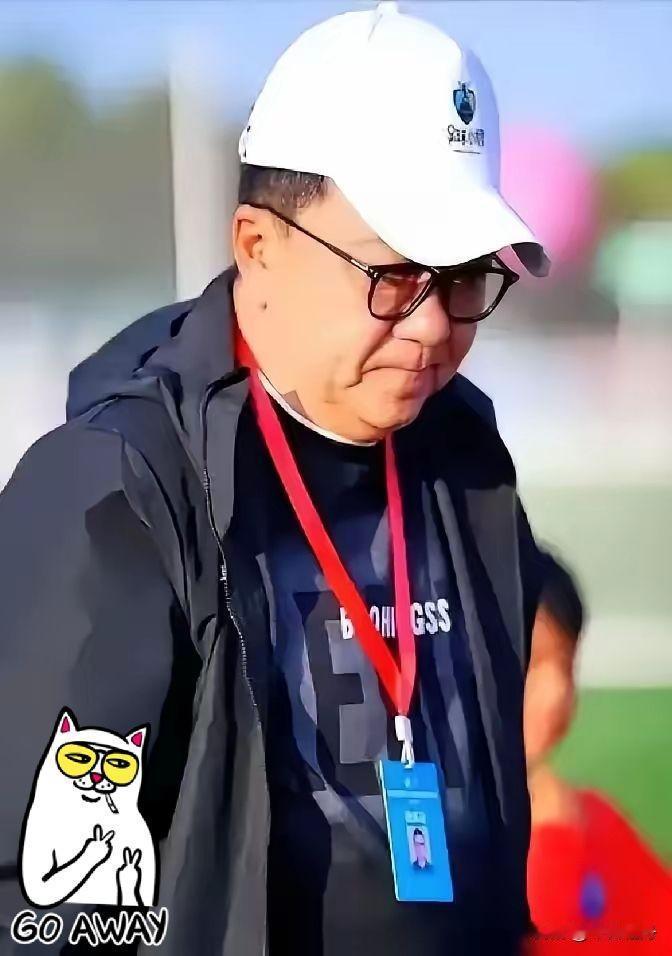 14岁小将戴佑泽，当场被董路踢出巴西参赛大名单。就因为队友喊他回防，他直接摆烂，