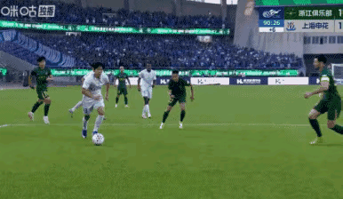 主裁判给杨浩宇的红牌是不是太严了?
上海申花VS浙江队的比赛进行到第90分钟时，