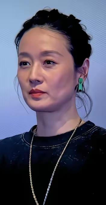 脸颊凹陷，法令纹突出的马伊琍真的是老了？但是这样的马伊俐，谁又能够说她不美呢？