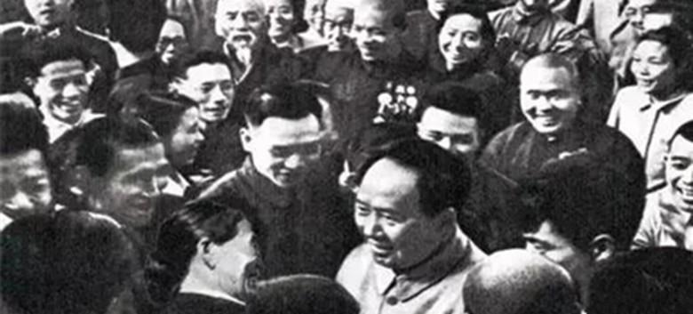 开国大典刚刚结束后，毛主席第一时间亲切接见了一位农村妇女，她就是戎冠秀，你知道她