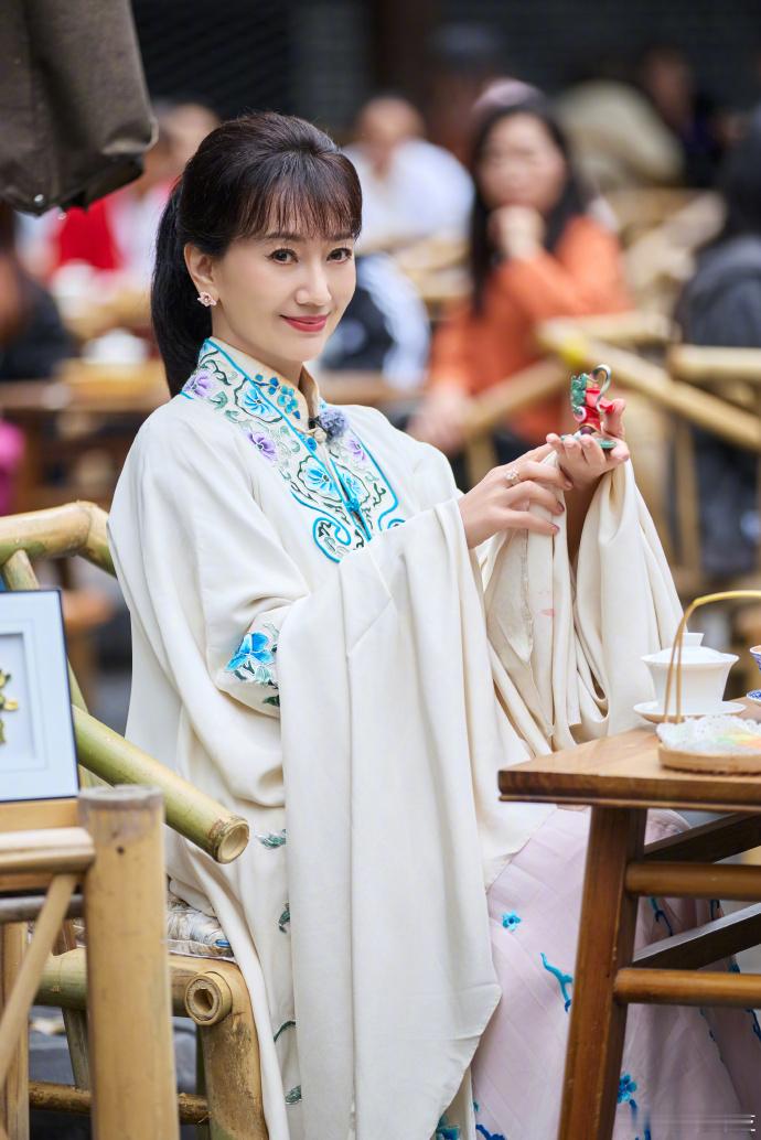 赵雅芝水袖古典美人赵雅芝戏曲温婉气质每一帧都绝美！赵雅芝挥动戏曲水袖，古典氛围感
