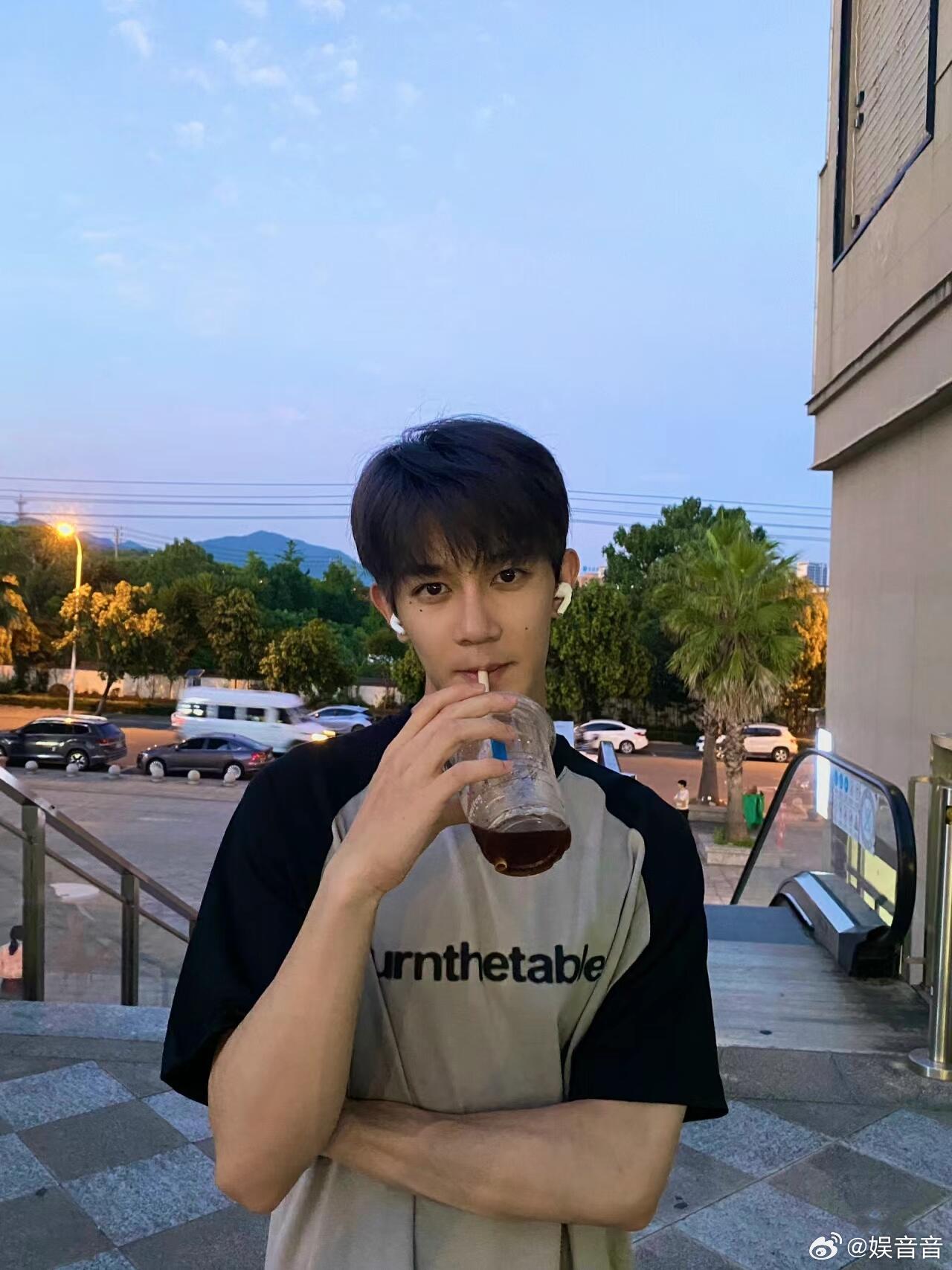 夏之光男人享受便利要用心经营年纪最小的人看起来最懂事年纪最小，最懂人心🥰 夏之