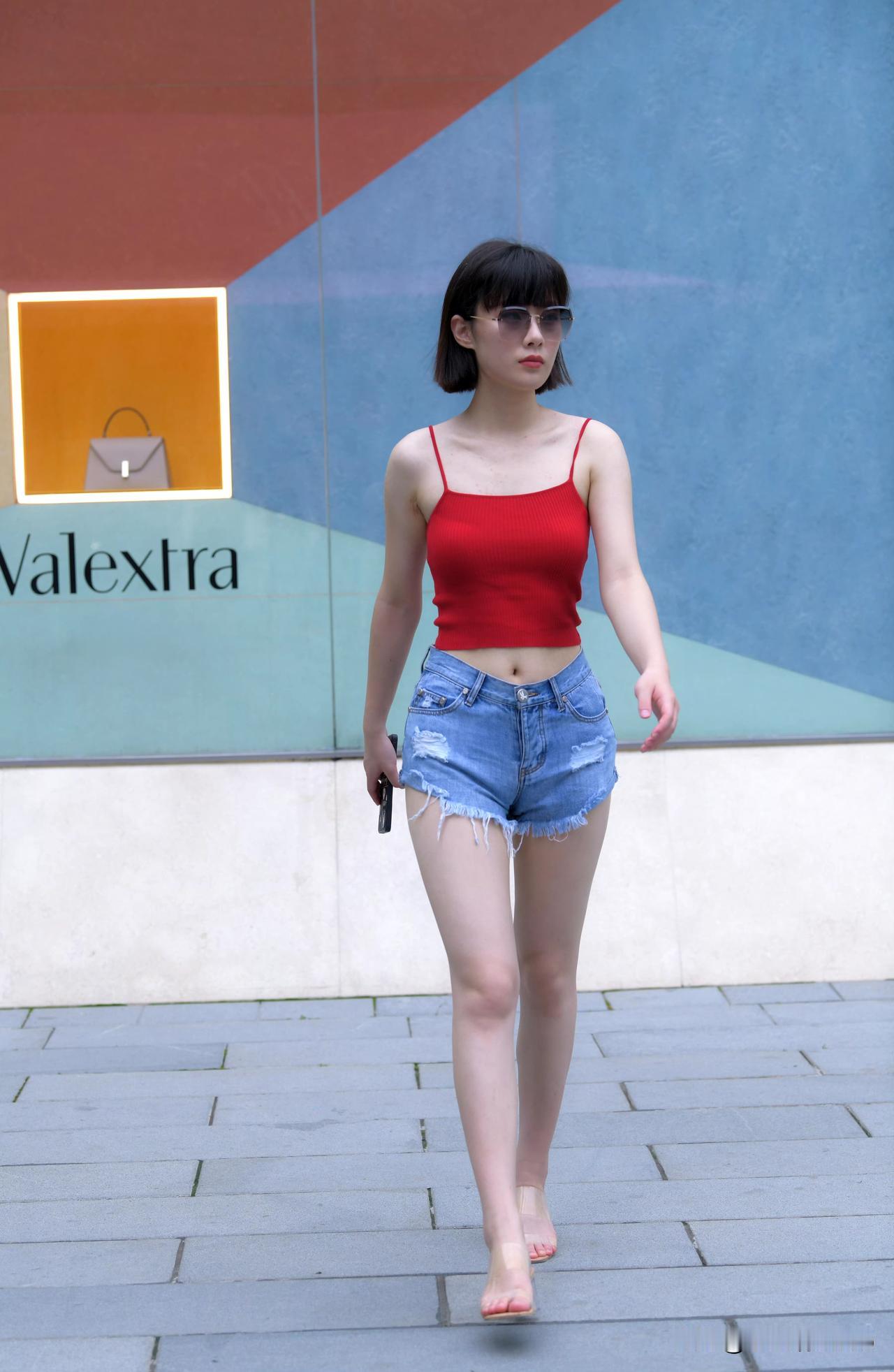 今日穿搭分享
       正红吊带自带吸睛buff，短款设计狠狠突出小蛮腰，搭