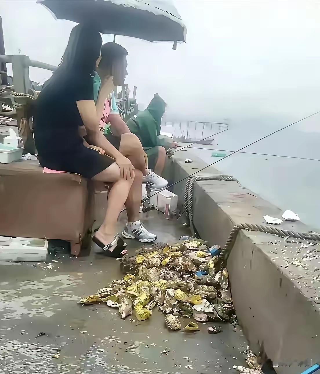 钓鱼有人陪着你，下雨了有人给你打伞。这才是人生赢家。