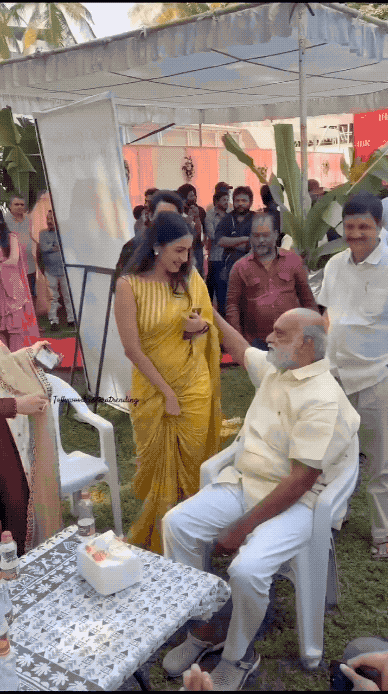 实拍印度83岁男导演公开性骚扰女演员：坐着伸手就搂腰，女星尴尬赔笑脸！这是近日在