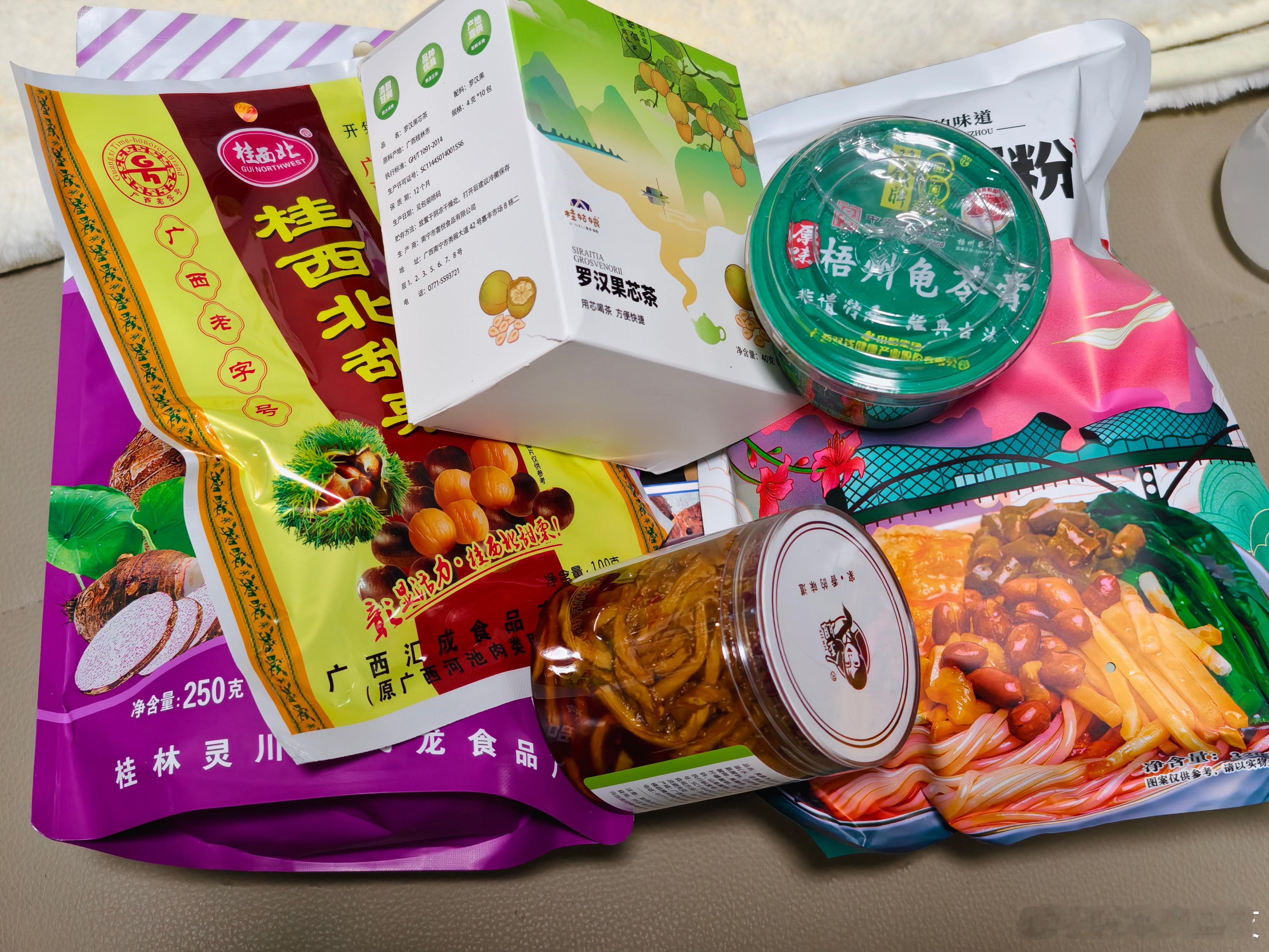 回来才发现寄来了广西特产，羡慕吧？[流鼻血][流鼻血][流鼻血] ​​​