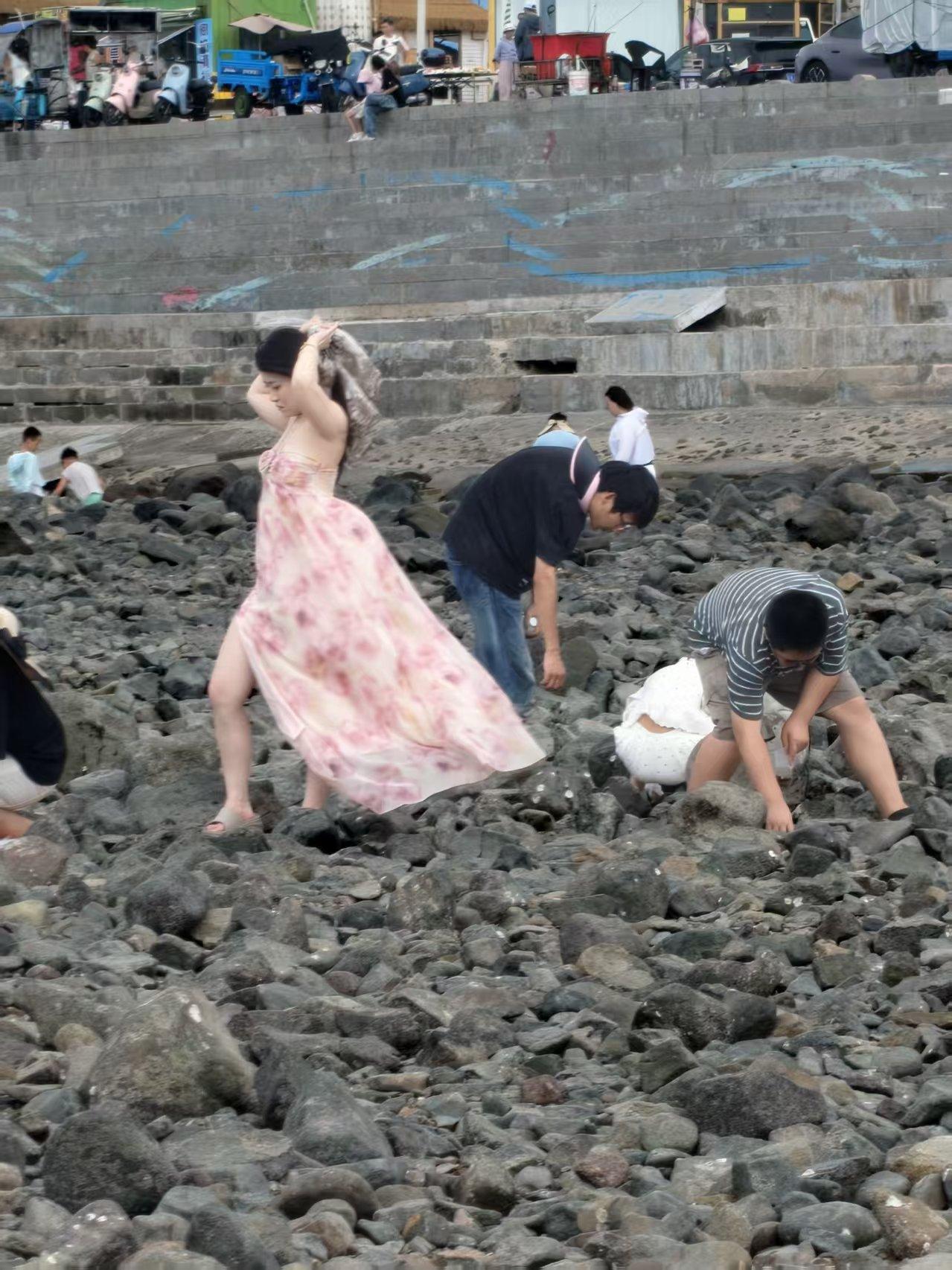 现在Ai 软件，P 图太厉害了！这位女士的长款连衣裙直接 P 成了短款的，而且几