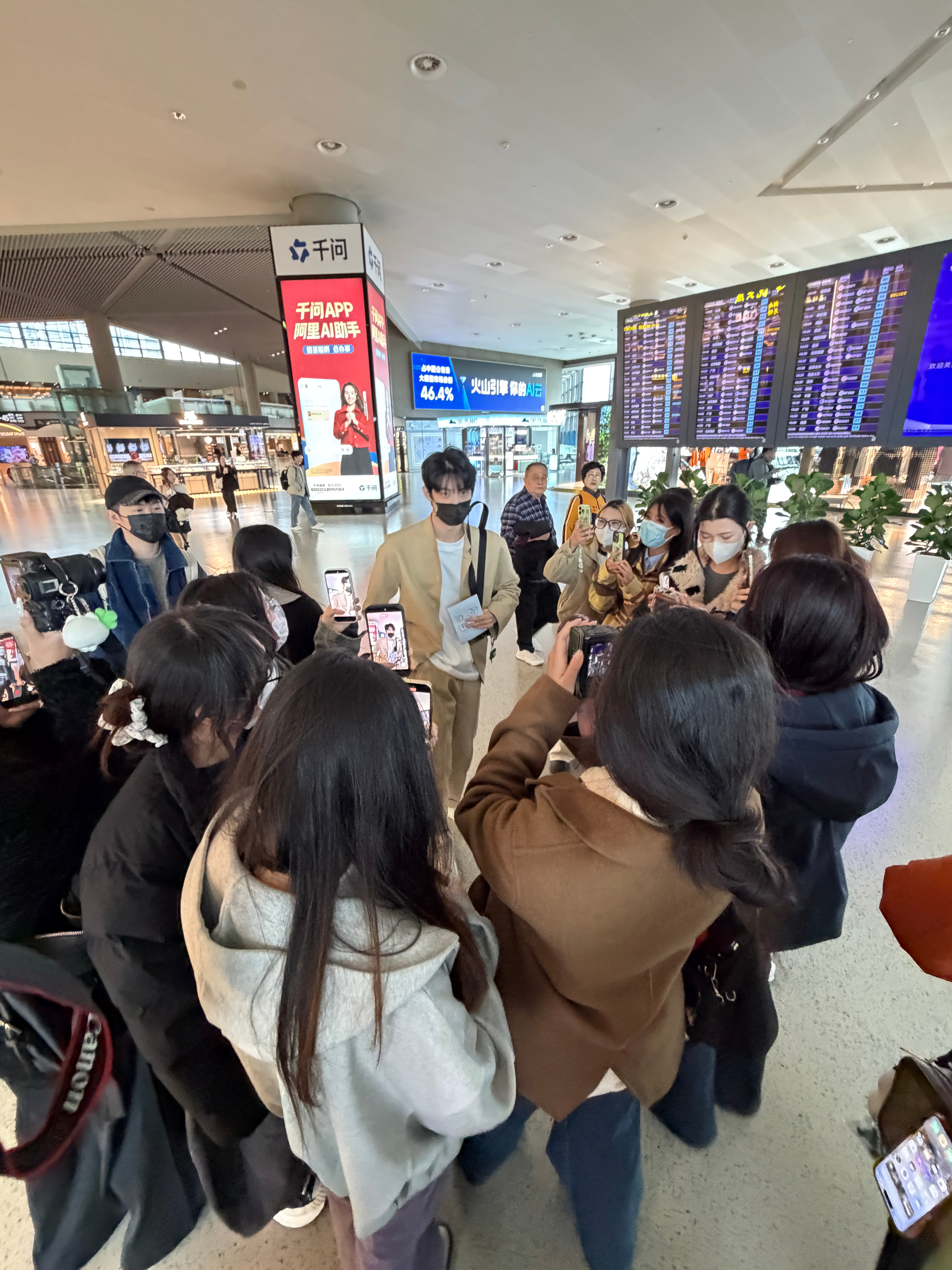 登机口遇到追星的 这是谁啊？追星真疯狂，买偶像的航班……我是不能理解 公务舱全满