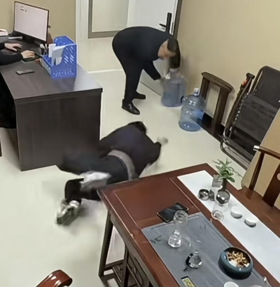 小伙儿昨天刚去女友家吃过饭
今天老丈人就来送水了
小伙儿一着急，直接给趴地上去了