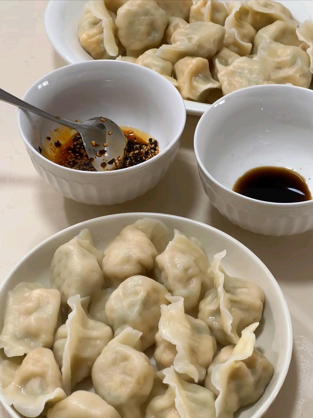 这真是一个充满生活气息和烟火味的家庭趣事！同一个餐桌，四种截然不同的口味，画面感