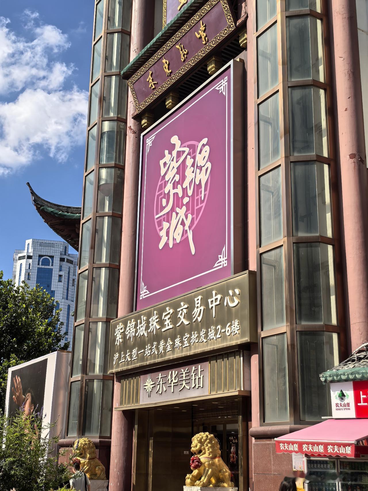 豫园商场周边藏着一处黄金批发市场，差不多百分之九十的本地人都不知道。

这不是摆