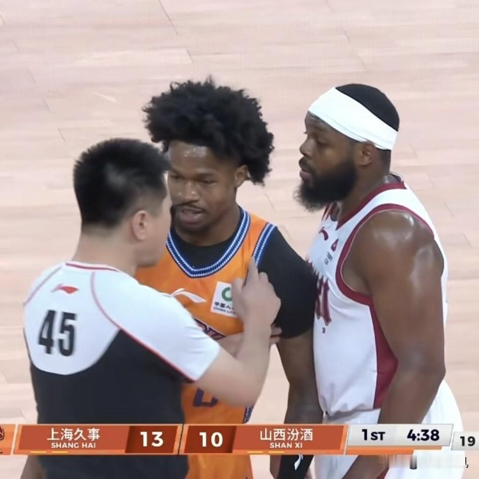 奈特和古德温闹的哪门子冲突？
昨天晚上，上海久事男篮和山西汾酒男篮比赛中，奈特和