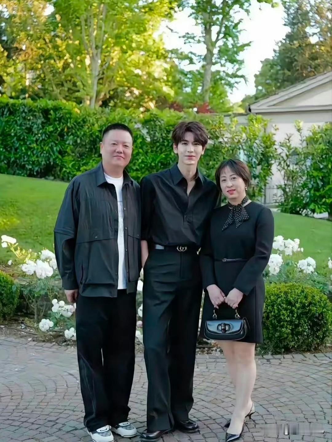 张凌赫的妈妈公开了合照


看起来家境很不错，爸爸妈妈都穿得很好很会打扮！妈妈很