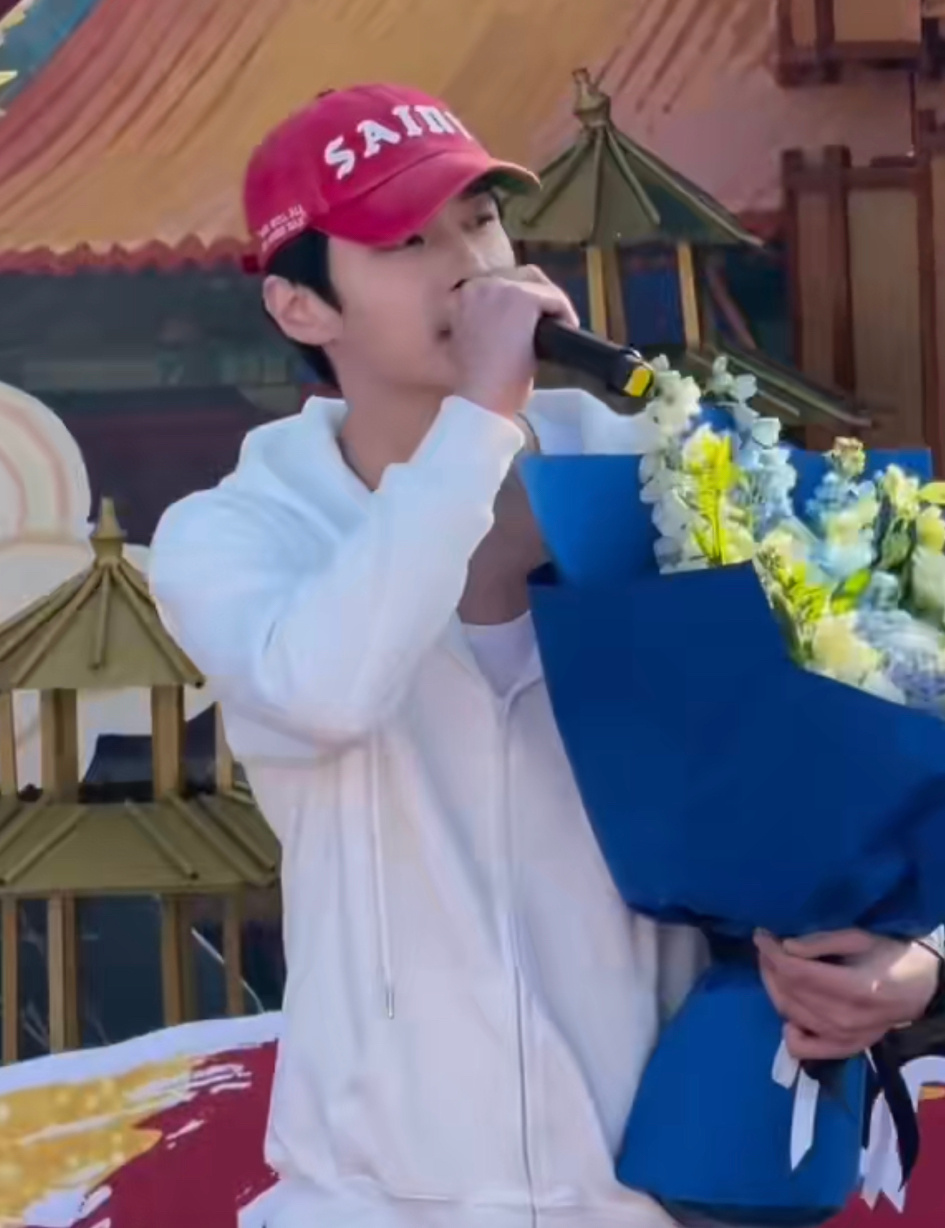 何与《窈窈有期》开机应援路透，粉丝要求脱外套，二话不说就脱了