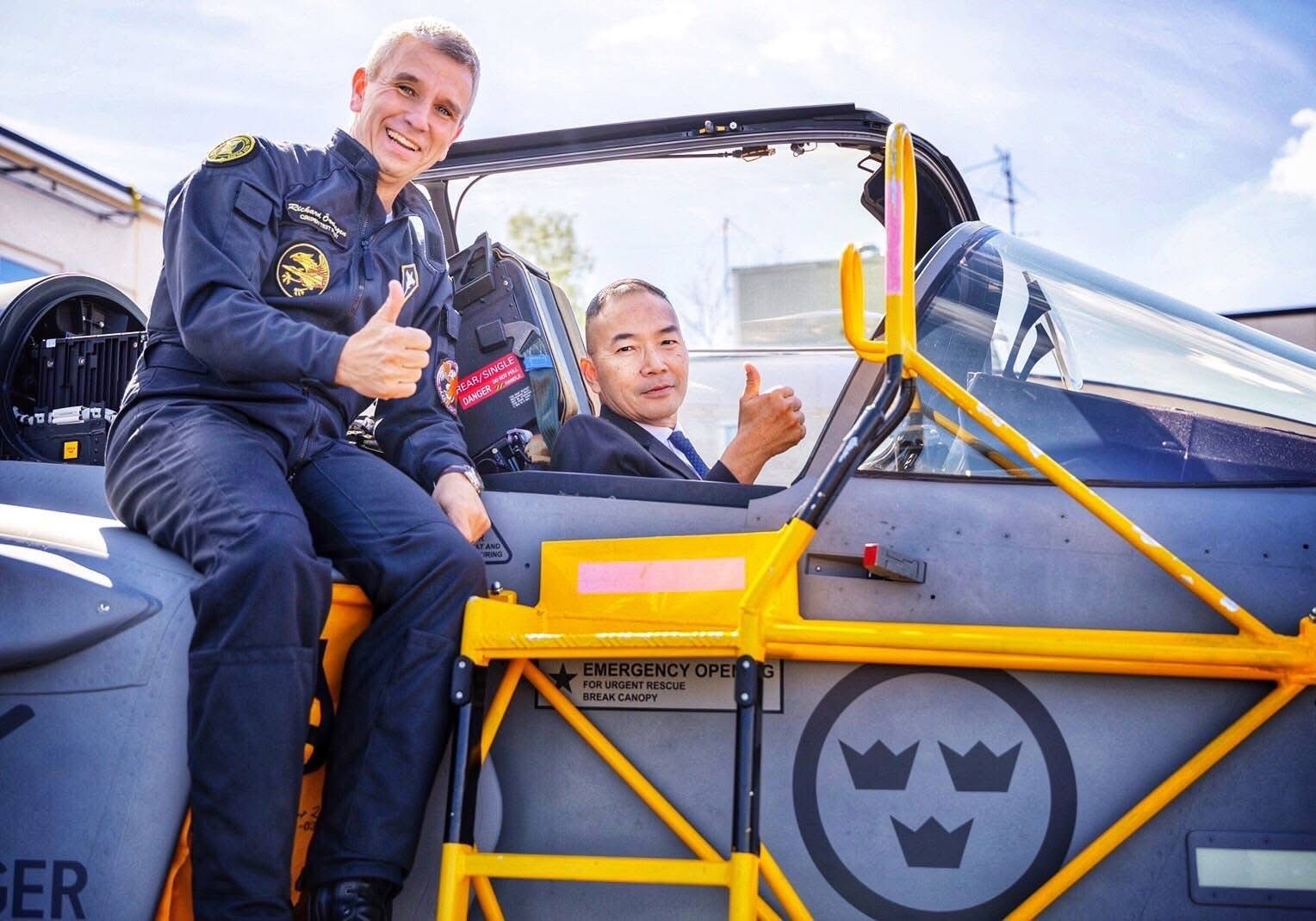 今日鹰狮 在瑞典萨博考察鹰狮E的泰国军方人士Photo credit: RTAF