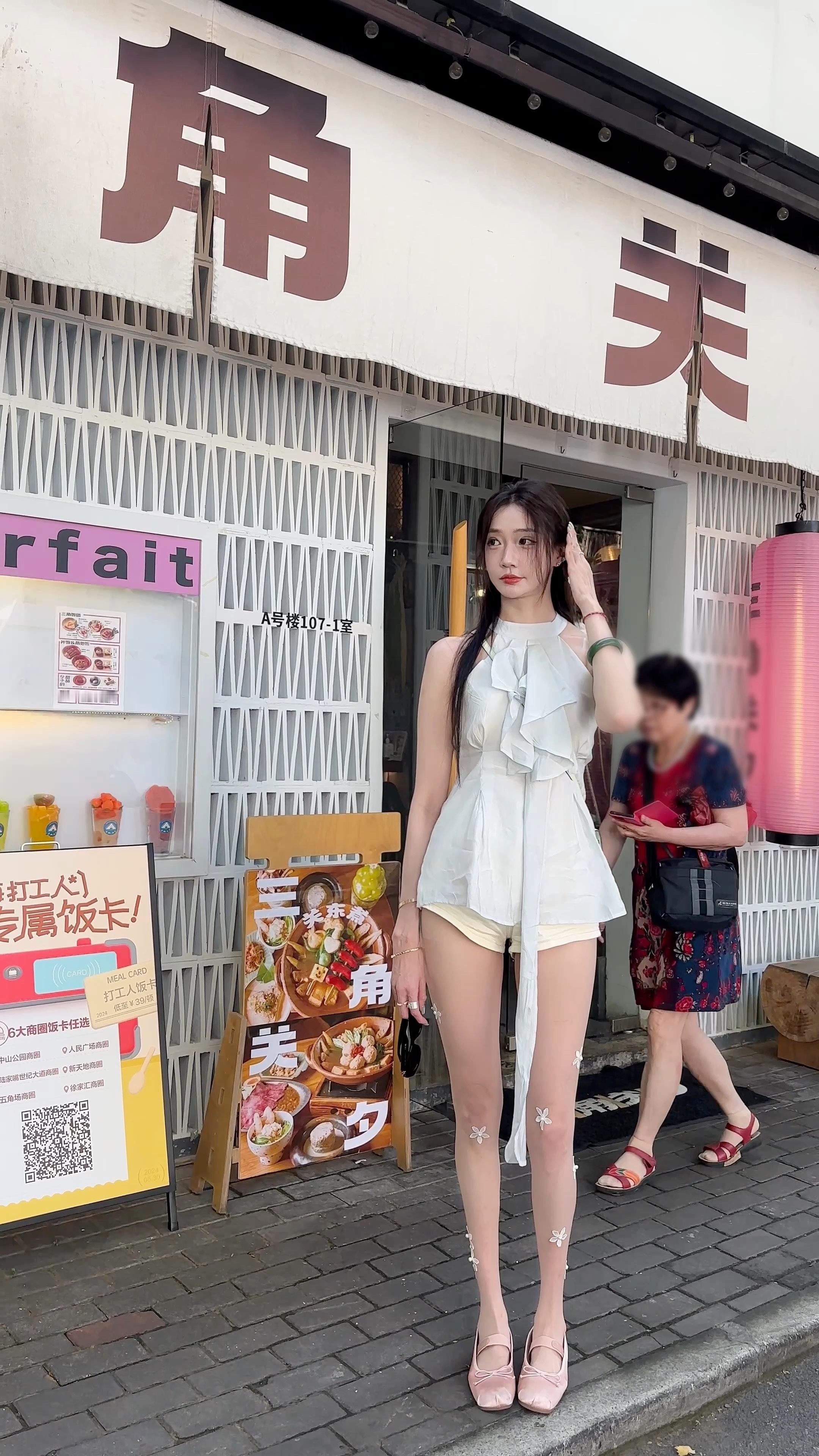 拍完视频我看了下问小助理你确定你没开广角吧？她说没开呀。我说这太吓人了 连本人都