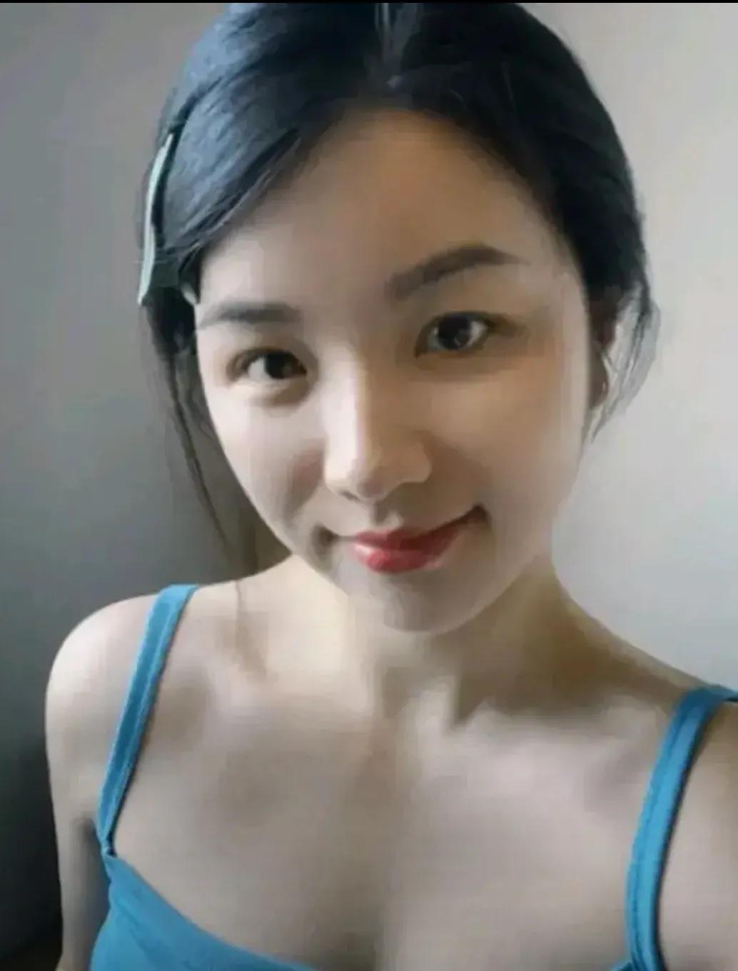 在小镇上，有一位名叫小雅的女孩，她拥有一家手工珠宝店。小雅的手艺非凡，她的珠宝作