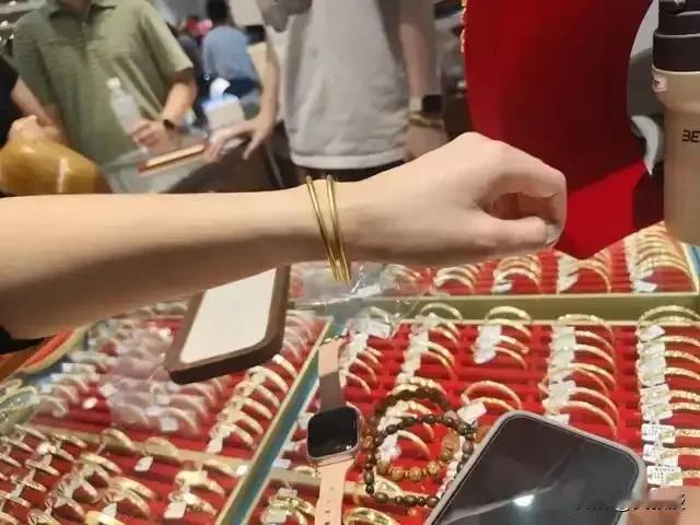 年轻人喜欢存钱，有人说他们愿意消费了
年轻人不买房，有人说他们不愿意消费了
年轻