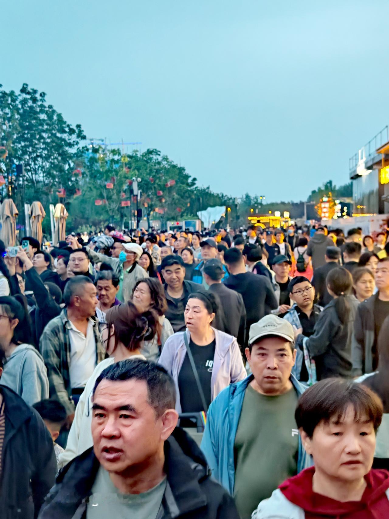 昨晚北运河西岸简直绝了！第十六届北京国际电影节通州分会场在这儿热闹开场，那场面，