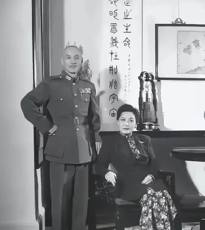 1949年初，当蒋介石获悉傅作义起义已板上钉钉，为降低损失，他决意派飞机赴北平接