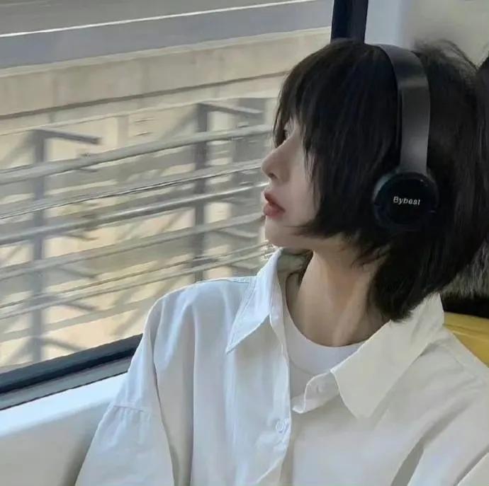 我觉得一个人内心强大的表现之一就是很少跟他人诉说自己被伤害，被欺骗的往事。

因