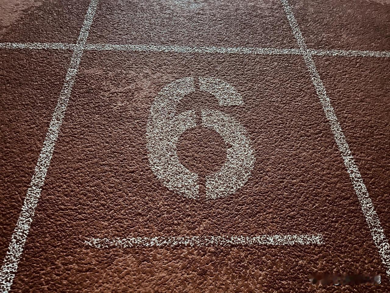 断断续续跑了6个1K的高配速，每次跑完都呲牙咧嘴，汗水和口水一起往下淌，太尴尬了