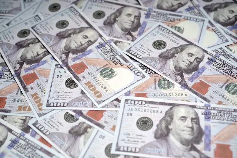 你离不开美元，第一个原因，是大宗商品的绑定。你要开车、要搞工业、要吃饭，就得买石