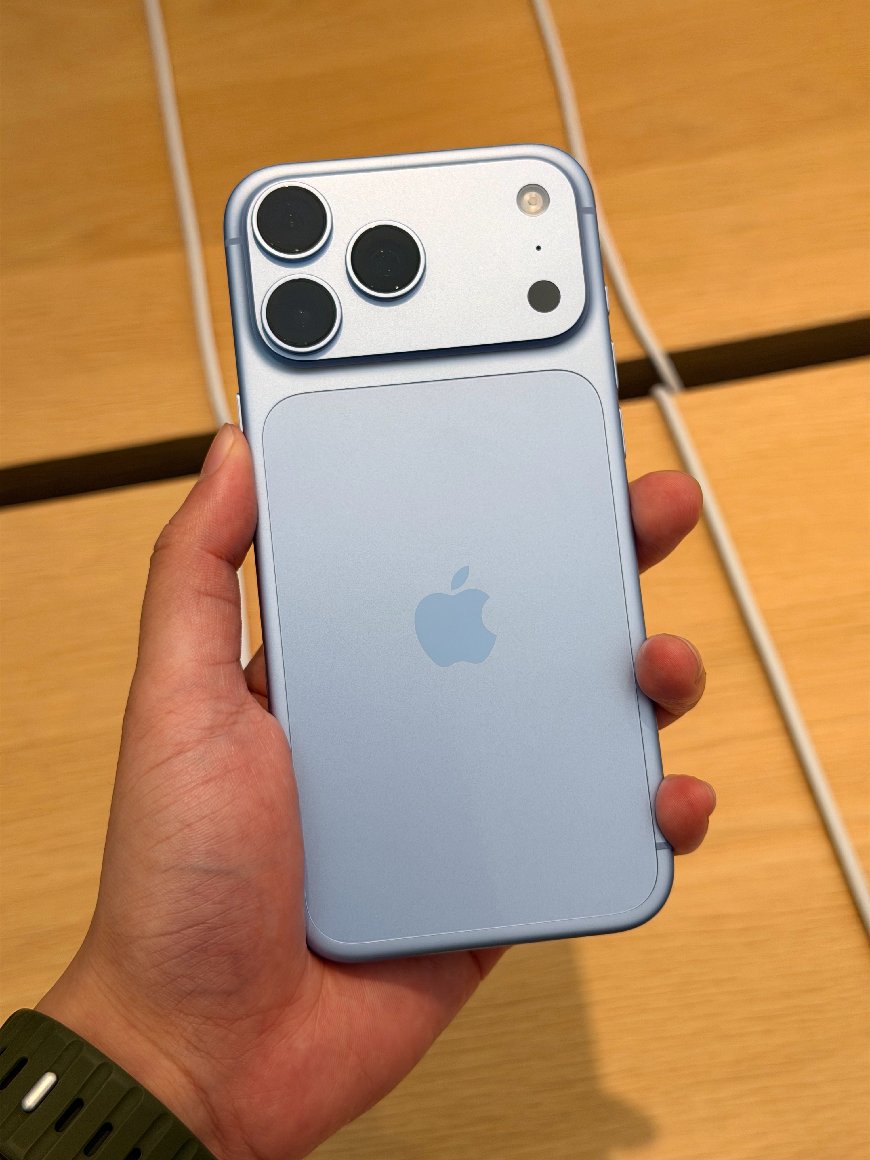 今天来香港Apple，店里人还行[允悲]这个蓝色上手真不错  ​​​