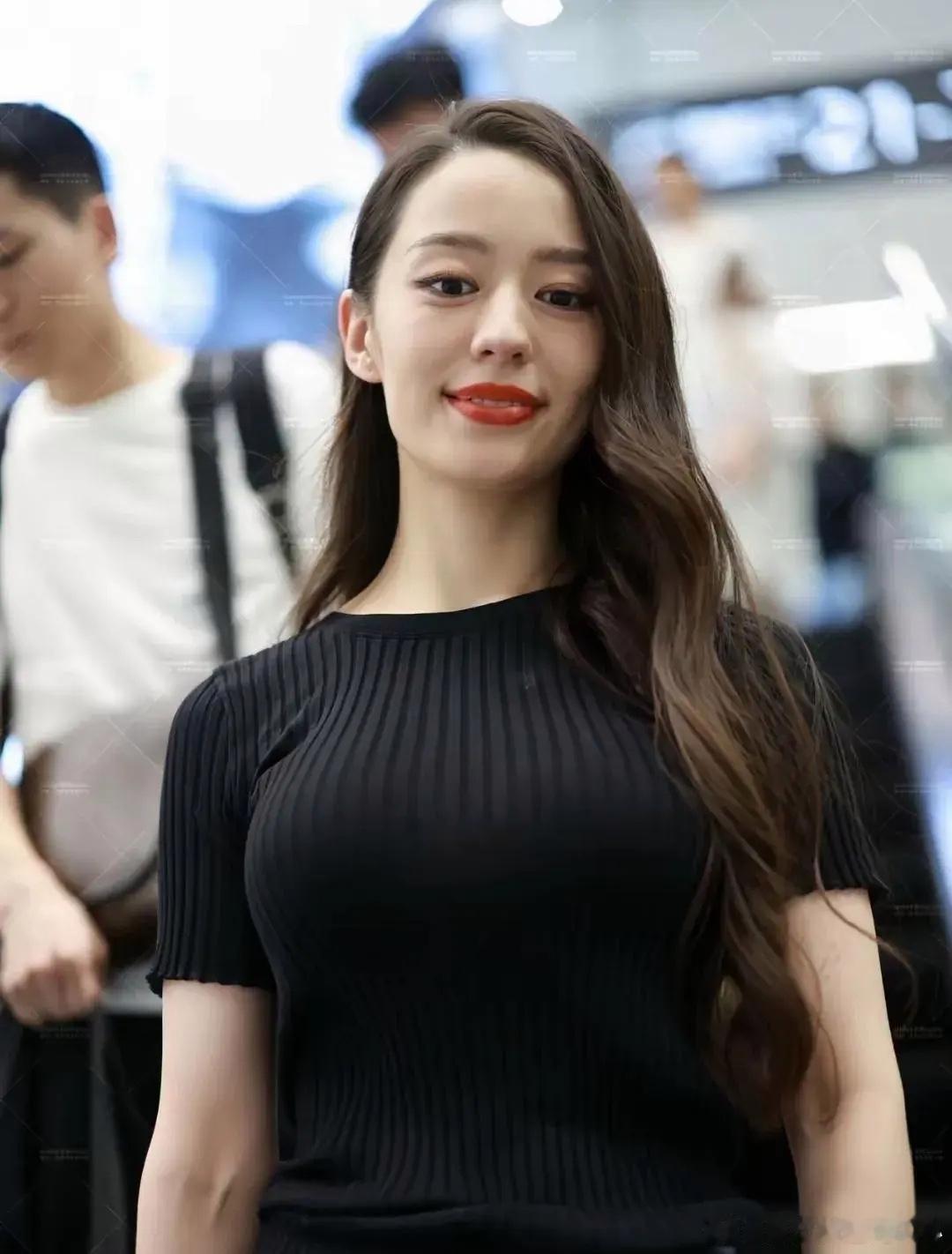 吉娜的回头率绝了！大波浪+红唇，美艳值拉满！黑色针织衫完美勾勒优越体态，简约却不