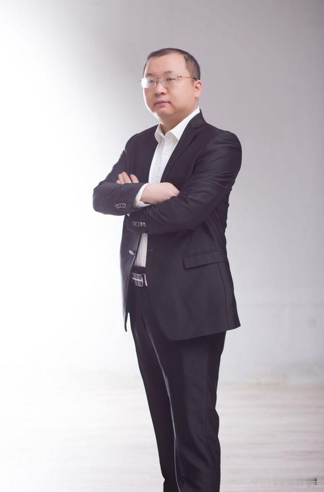 在网络文学竞技赛道，有一位来自湖北荆州监利的大神级作家——郭怒，本名裴炜，中国作