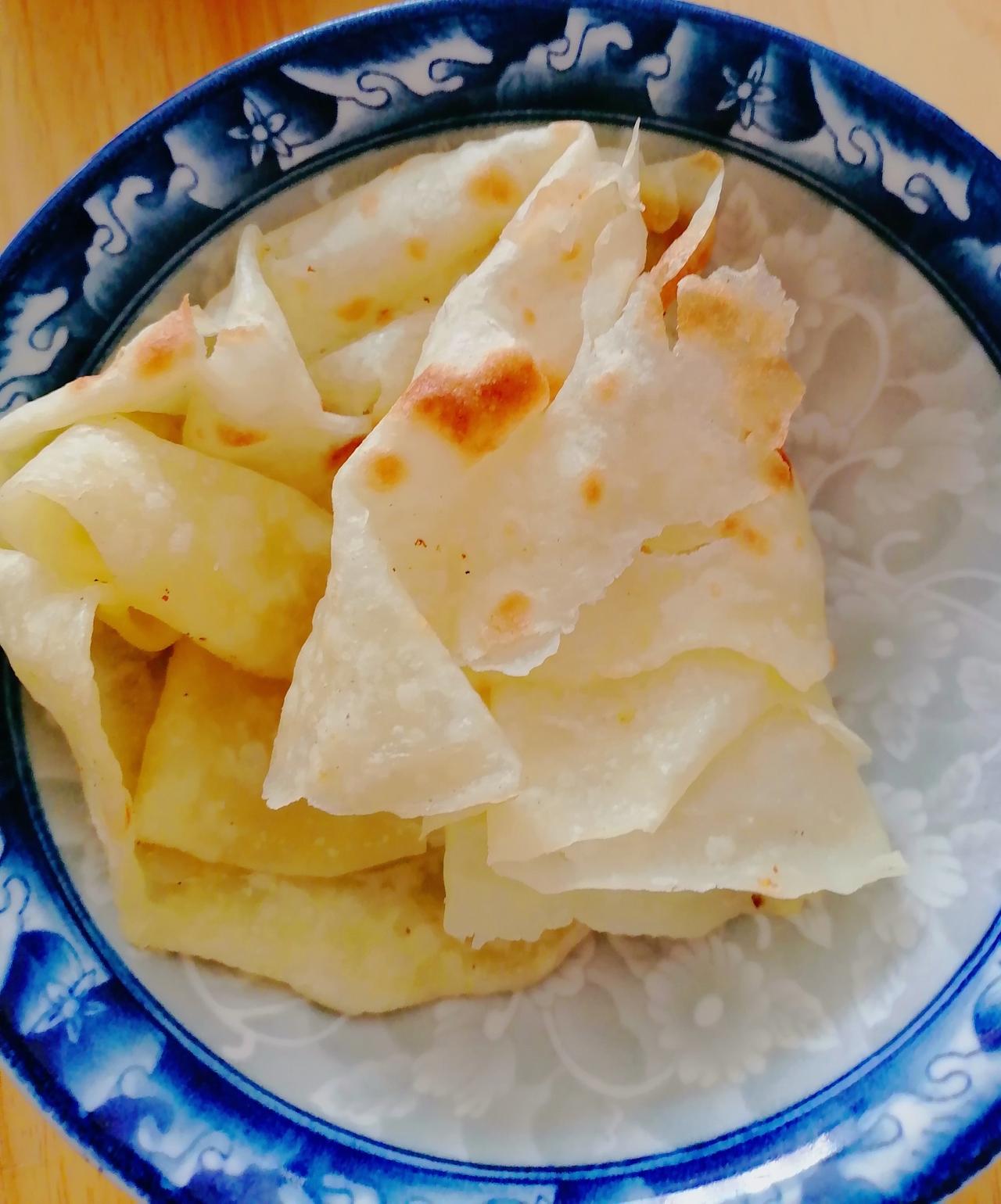 该吃什么好呢？看了看冰箱里这两天剩下的饭，扔了吧可惜，又是羊肉鸡肉，还有点凉拌菜
