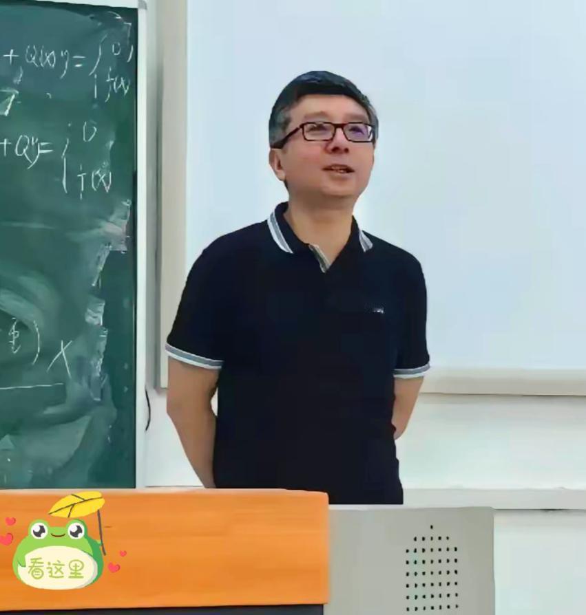 南京大学数学学院院长喻良辞职了。
院长不干，正处待遇也不要，理由就一句：不想开会