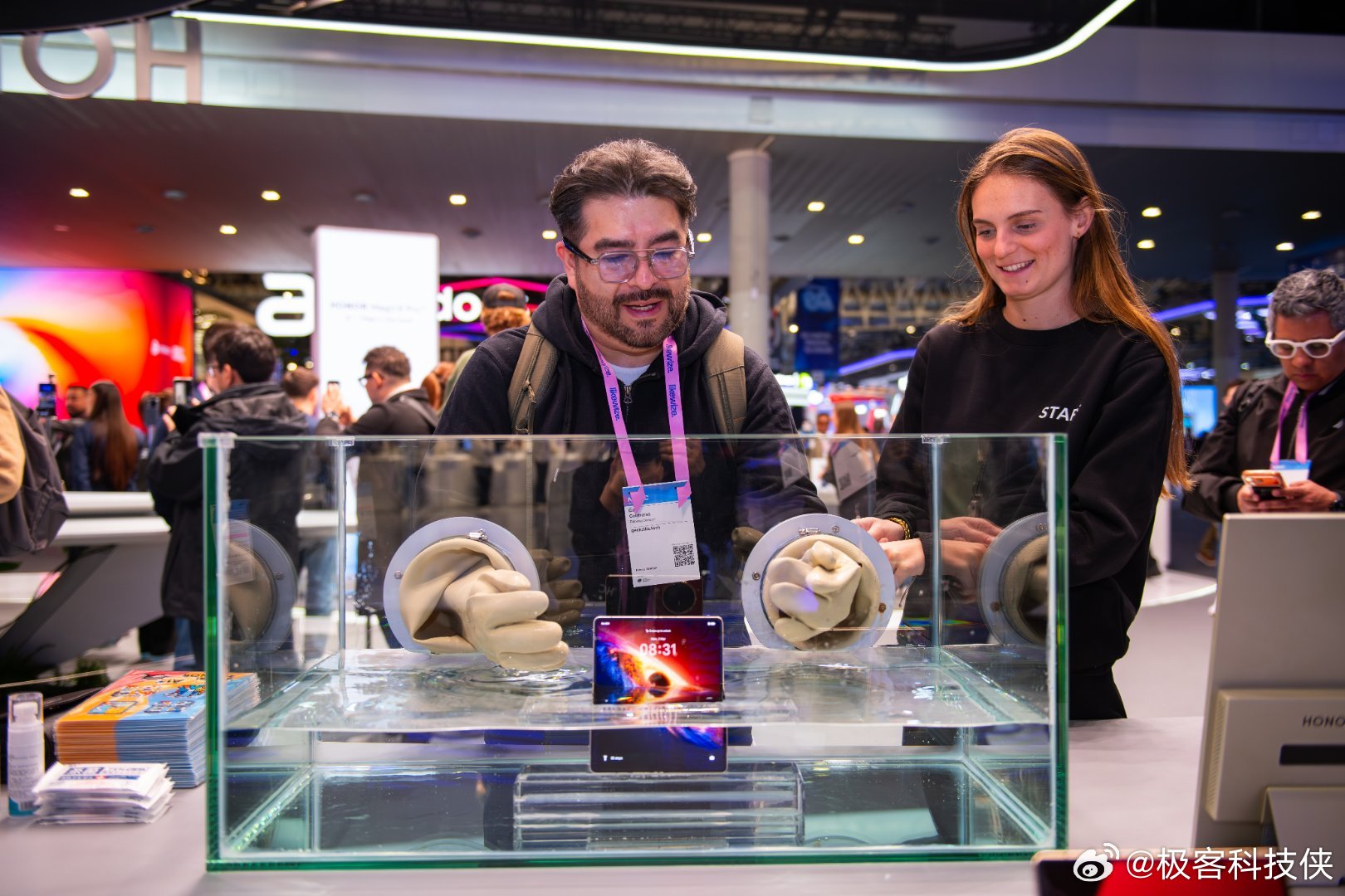 西班牙国王收到荣耀MagicV6荣耀Magic V6昨天在MWC展会现场，西班牙