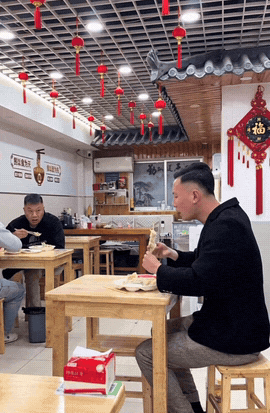 喝酒一口闷很常见，这位大哥吃包子一口闷还是第一次见，对面大叔都看懵了。