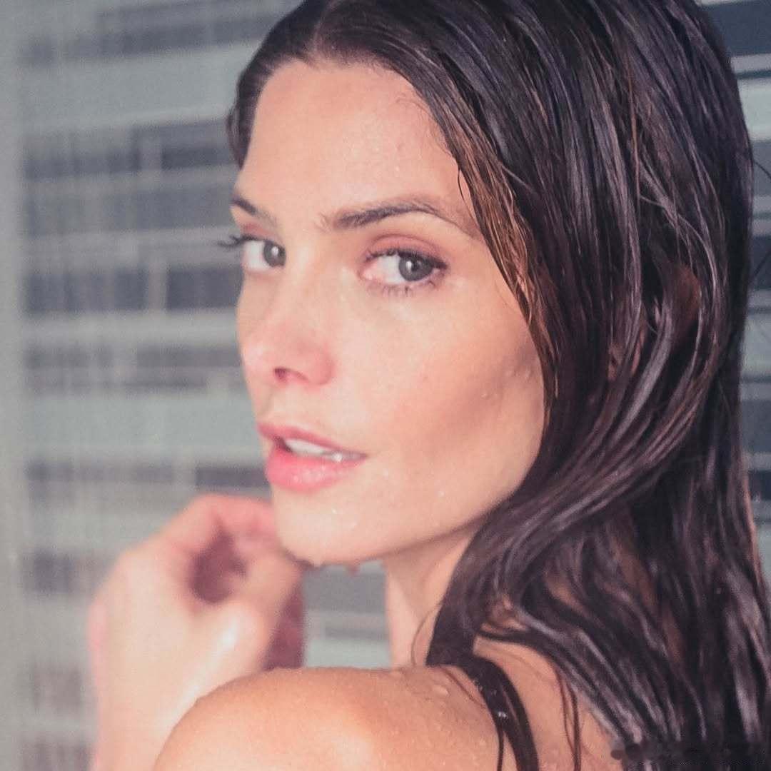 Ashley Greene 阿什丽格林尼分享她的新旧性感照，由她的老公Paul 