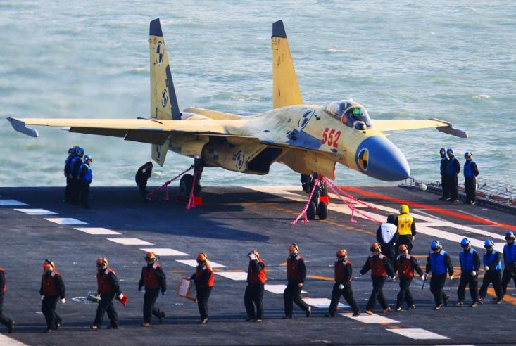 歼15真能空战碾压F18？别再被纸面数据骗了！实话扎心：原版滑跃歼15单独对上超