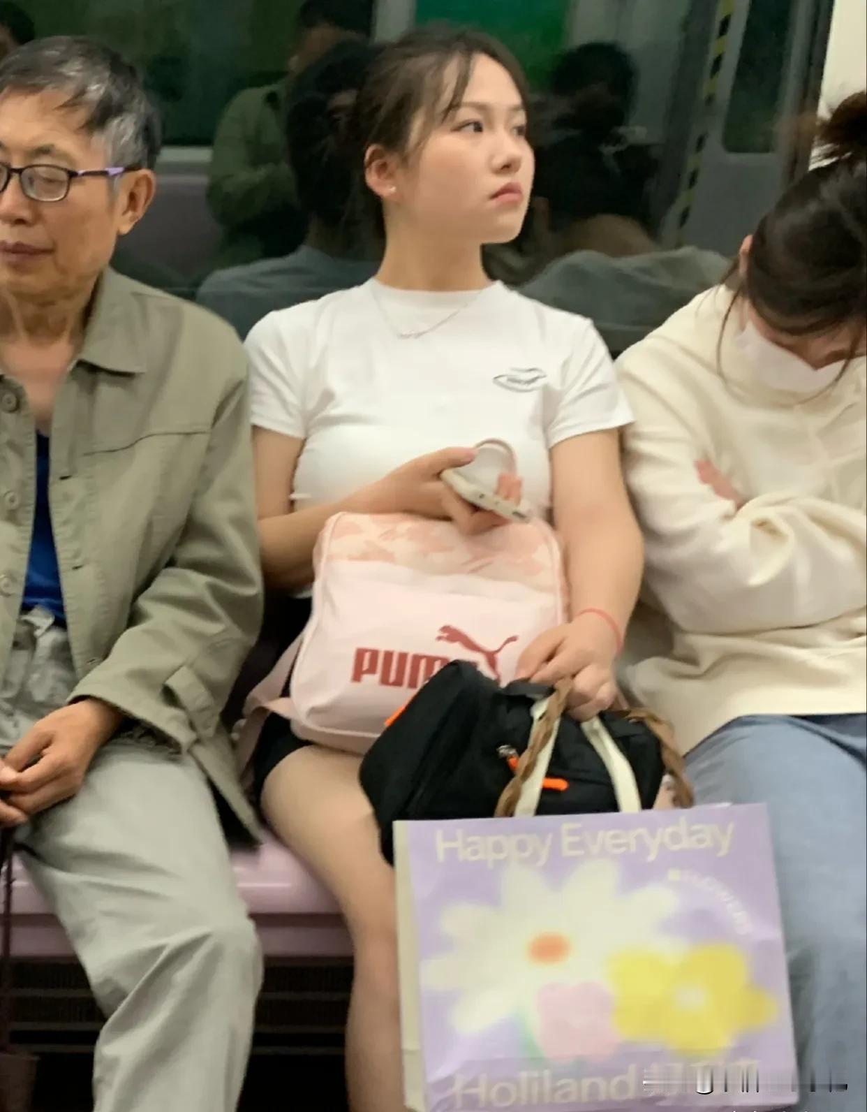 地铁上遇见的运动风女孩👧🏻潇洒豪爽，大气磅礴，自信满满的眼神啊。