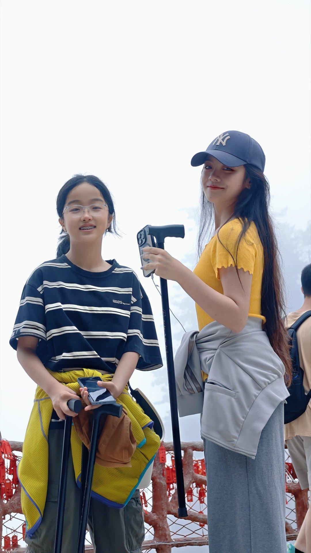 当城市被暑热笼罩，老君山用21℃的夏天和浩瀚云海，为你隔绝尘世喧嚣。在山野间追风