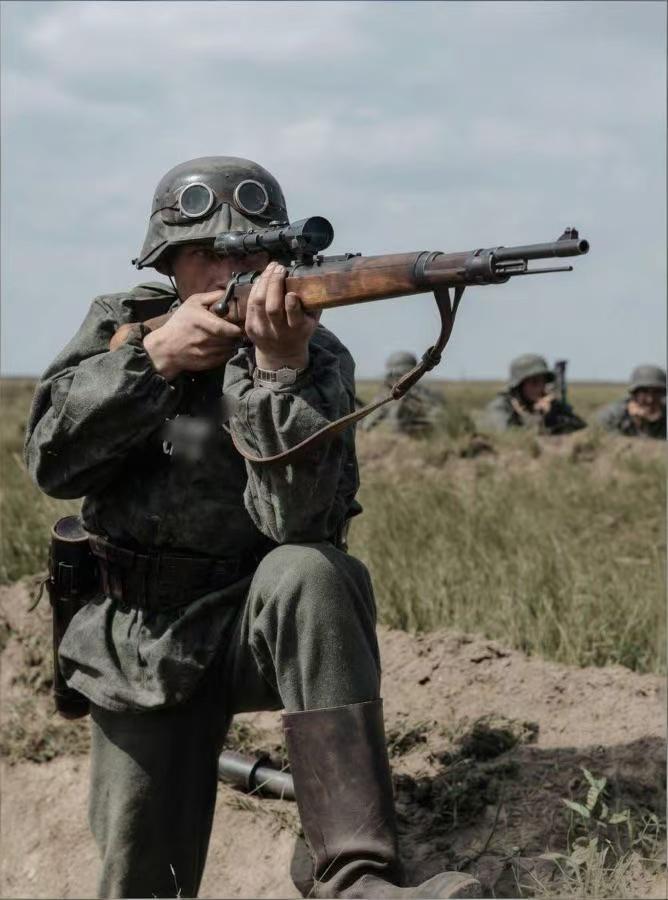 二战德军士兵手持狙击枪白拍照！其着装放到今天都不落伍！问题来了，其瞄准的是什么型